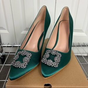 Elegant Green Satin Women's Pumps with Crystal Embellishment